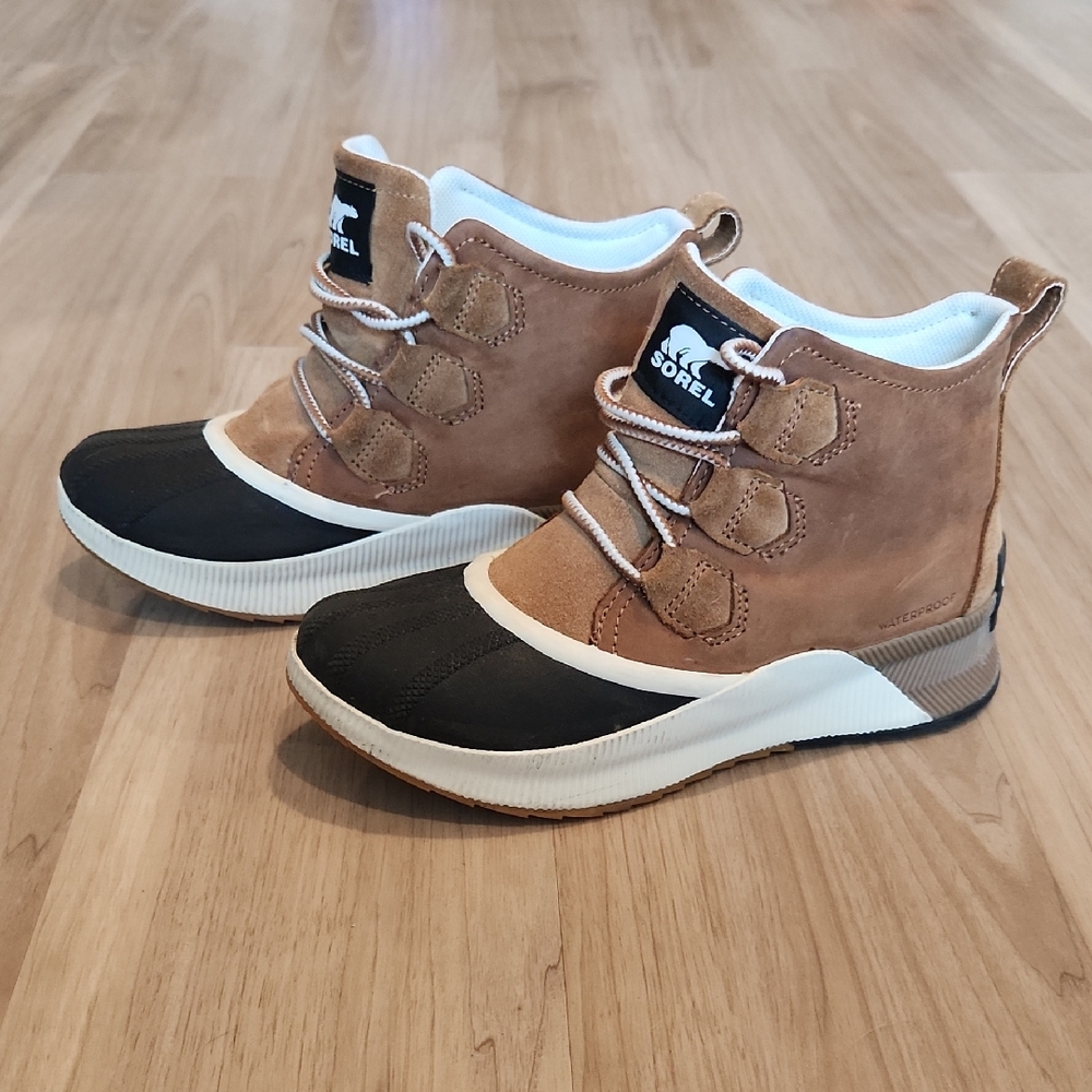 Sorel Brown and Black Boots with Two-Tone Design